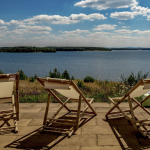 Strandstühle vorm Geiserswalder See