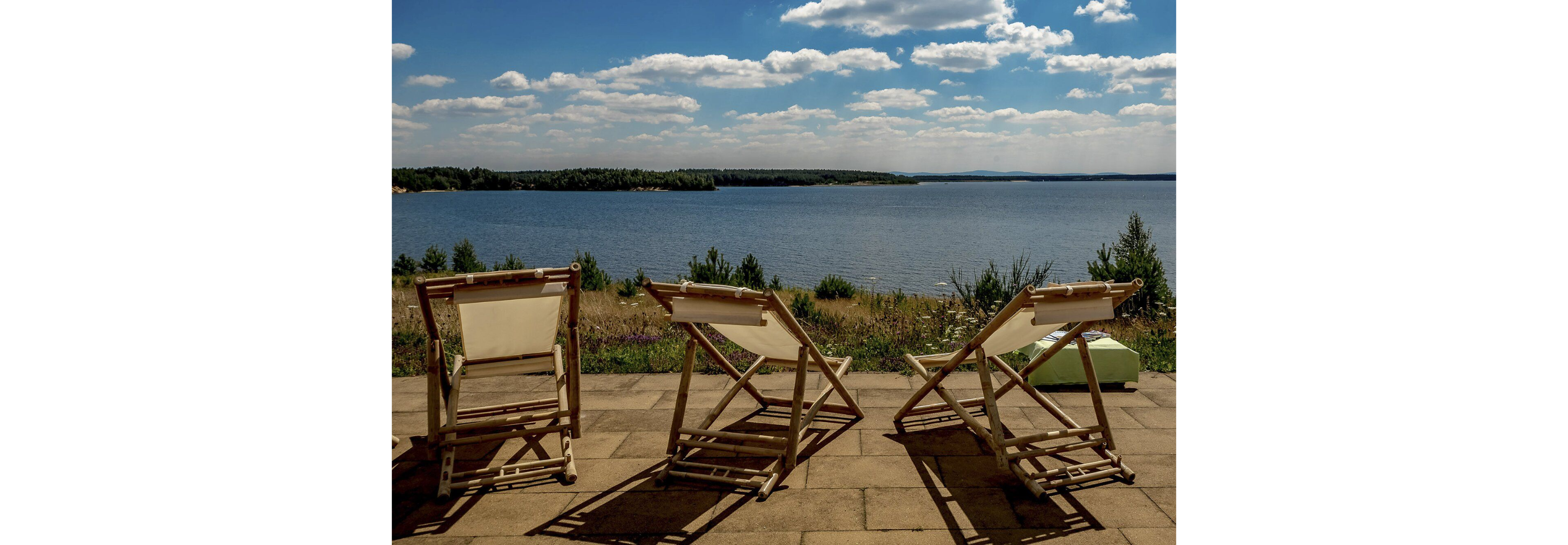 Strandstühle vorm Geiserswalder See