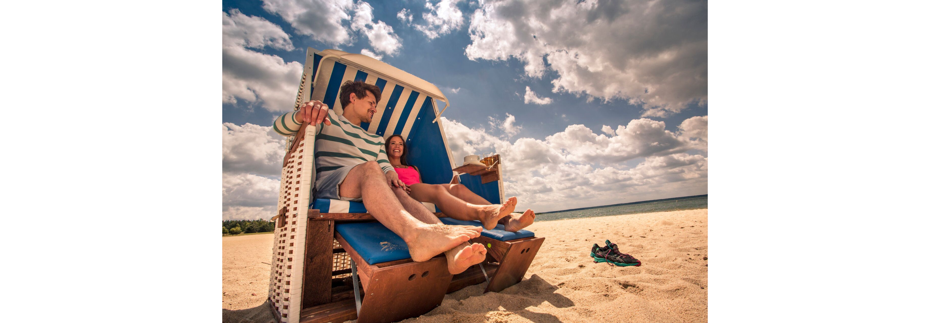 Mann und Frau sitzen im Strandkorb