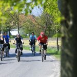 Menschen fahren auf dem Fahrrad durch die Lausitz.